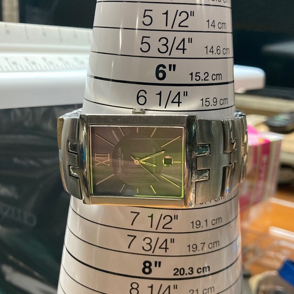 Kenneth Cole New York watch, stainless, gray dial, new battery - Picture 15 of 16